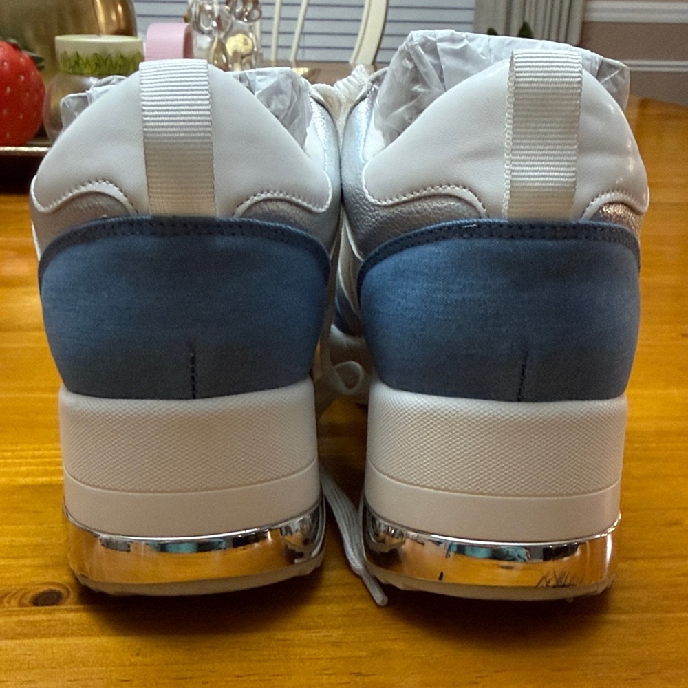 J Slides White and Light Blue Women's Fashion Sneakers 8.5M - Picture 4 of 12